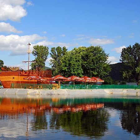 Hotel Dixon So Vstupom Do Bazena A Virivky Zdarma - Free Entrance To Pool And Jacuzzi Included Bańska Bystrzyca Zewnętrze zdjęcie