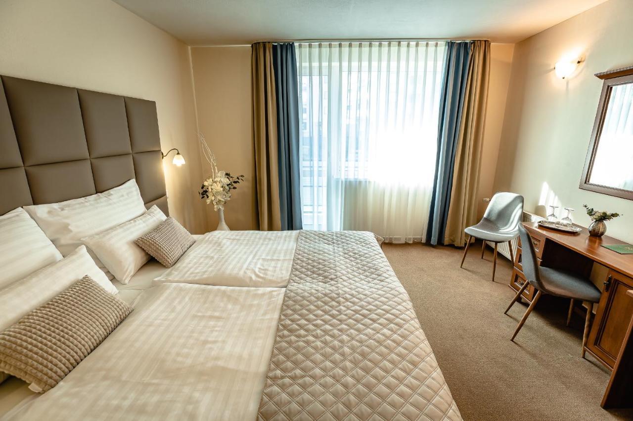 Hotel Dixon So Vstupom Do Bazena A Virivky Zdarma - Free Entrance To Pool And Jacuzzi Included Bańska Bystrzyca Zewnętrze zdjęcie