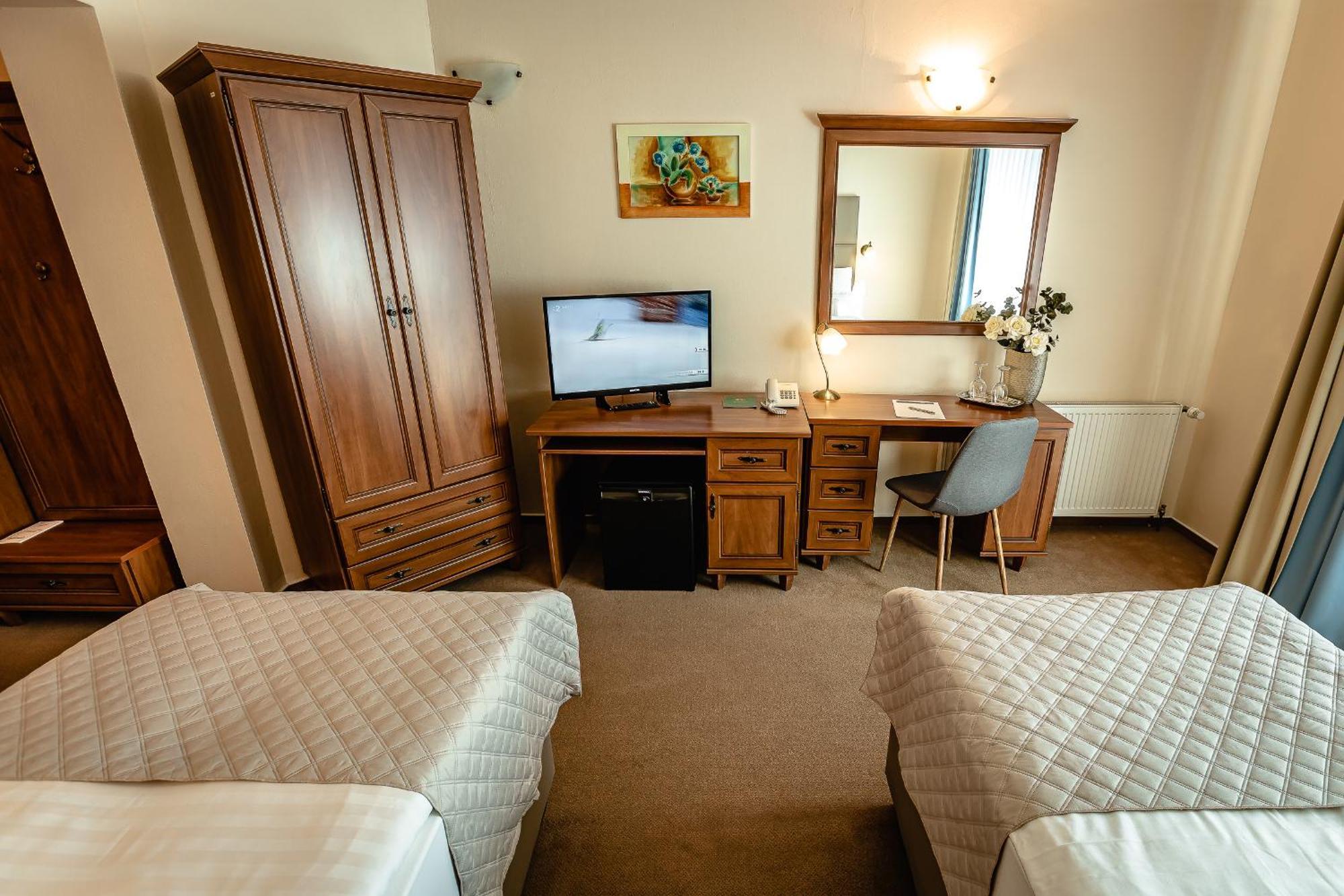 Hotel Dixon So Vstupom Do Bazena A Virivky Zdarma - Free Entrance To Pool And Jacuzzi Included Bańska Bystrzyca Zewnętrze zdjęcie