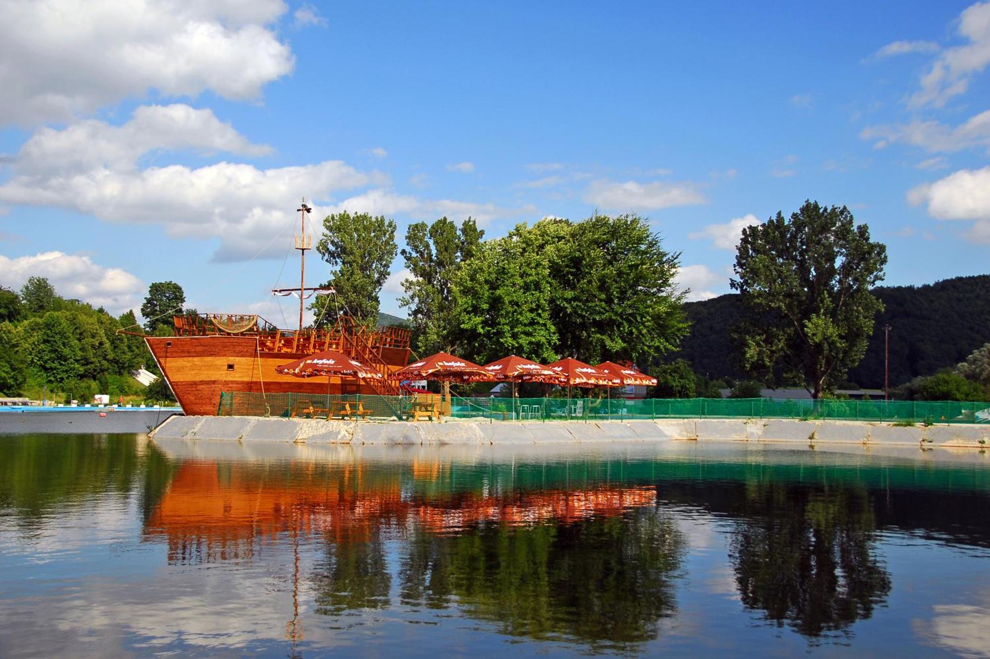 Hotel Dixon So Vstupom Do Bazena A Virivky Zdarma - Free Entrance To Pool And Jacuzzi Included Bańska Bystrzyca Zewnętrze zdjęcie