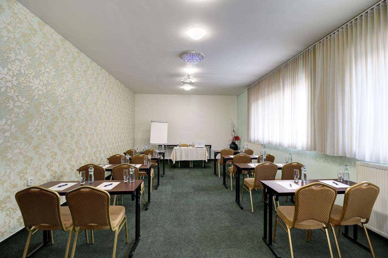 Hotel Dixon So Vstupom Do Bazena A Virivky Zdarma - Free Entrance To Pool And Jacuzzi Included Bańska Bystrzyca Zewnętrze zdjęcie
