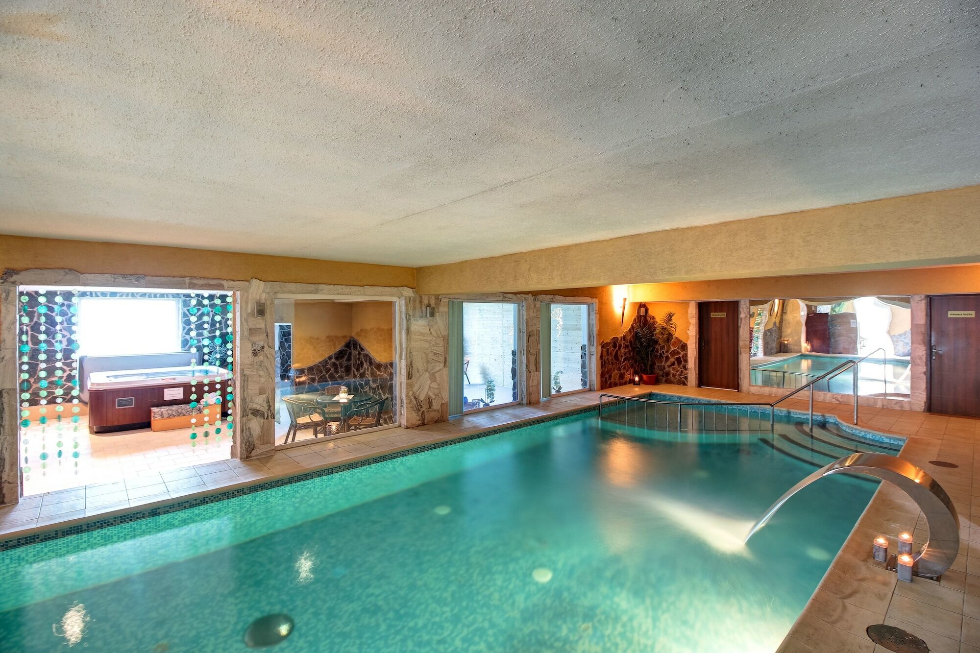 Hotel Dixon So Vstupom Do Bazena A Virivky Zdarma - Free Entrance To Pool And Jacuzzi Included Bańska Bystrzyca Zewnętrze zdjęcie