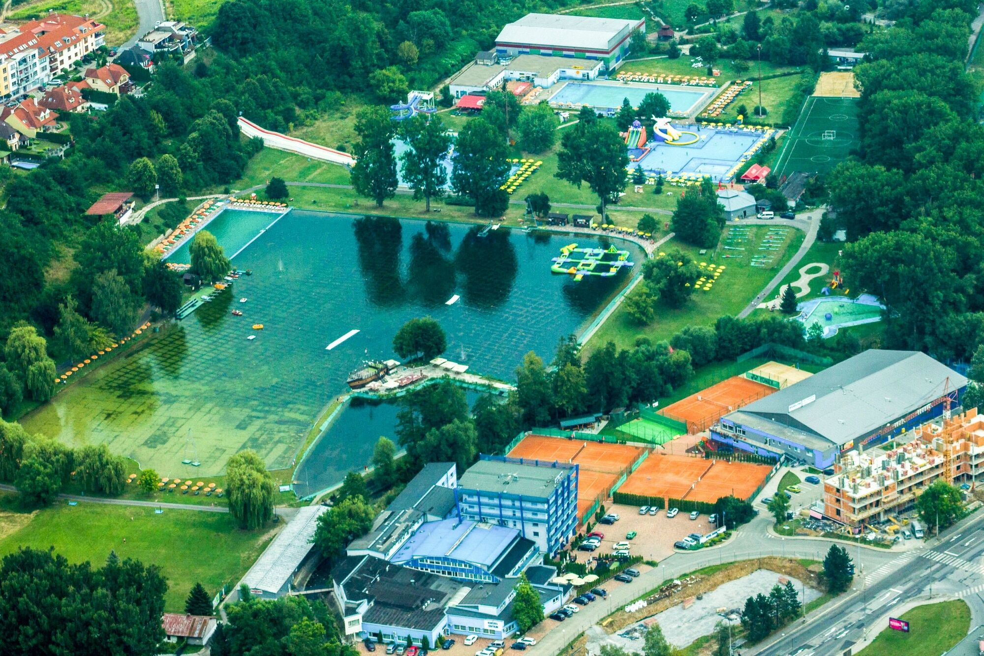 Hotel Dixon So Vstupom Do Bazena A Virivky Zdarma - Free Entrance To Pool And Jacuzzi Included Bańska Bystrzyca Zewnętrze zdjęcie